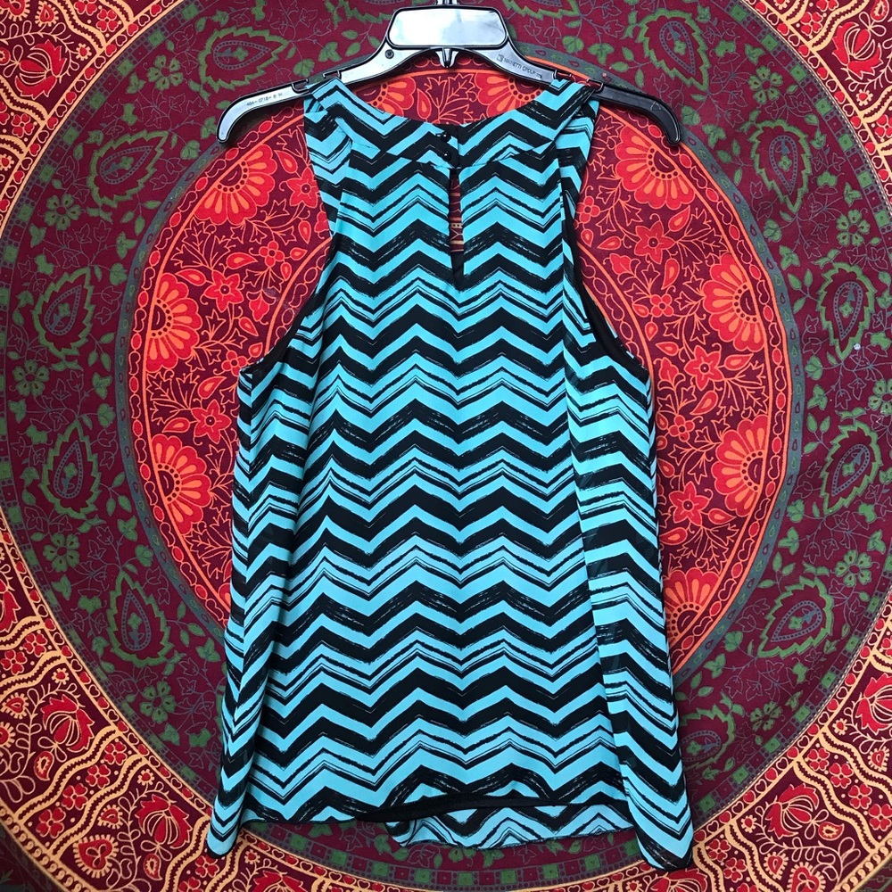 Chevron pattern blouse🦋 - Picture 4 of 6